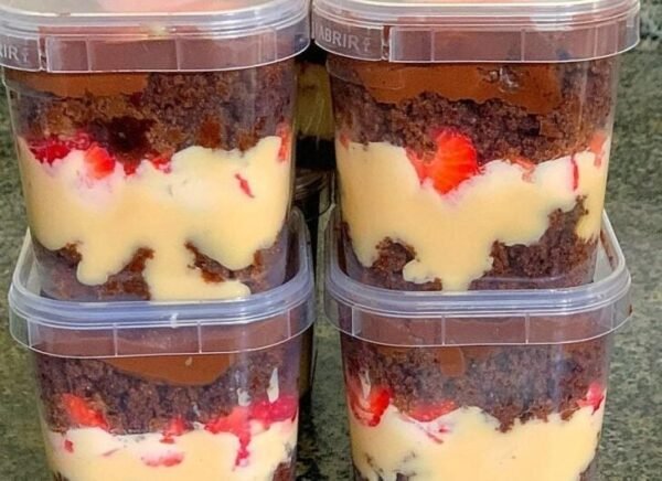 Bolo de Pote de Chocolate com Morango Fit