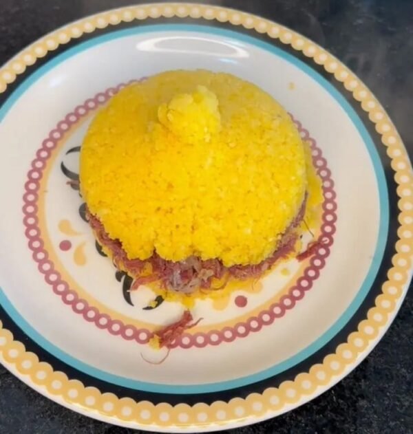 Cuscuz com Carne Seca e Queijo