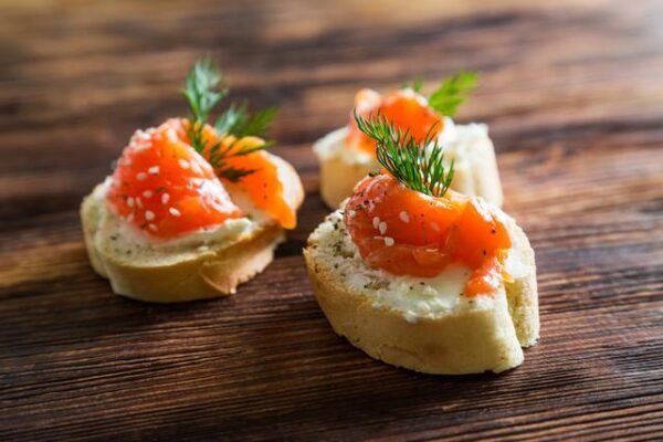 Canapés de Salmão Defumado e Cream Cheese para a Entrada