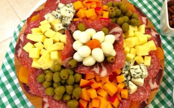 Tábua de Frios Natalina: Uma Mescla de Sabores para Todos os Gostos