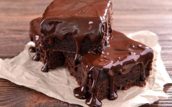 Bolo Fofinho de Chocolate com Cobertura Cremosa