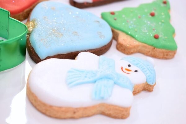 Biscoitos Decorados com Glacê Real: Diversão para a Família