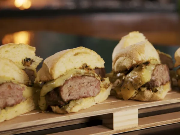 Hambúrguer Bovino com Calabresa